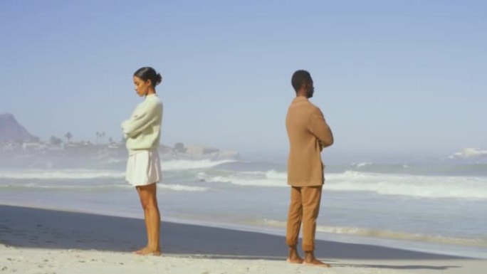 一对年轻夫妇在海滩上意见分歧的4k录像
