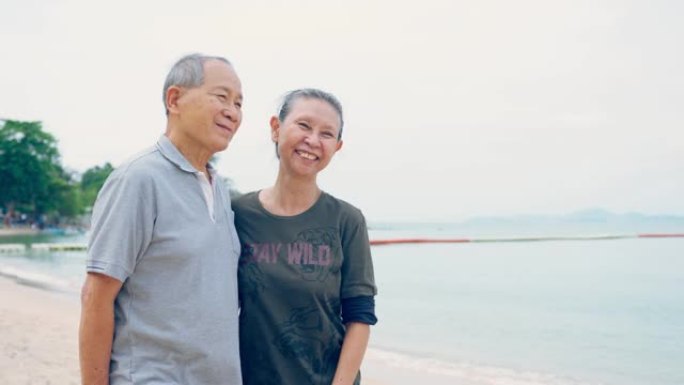 亚洲幸福的家庭，迷人的高级老人在夏天与年长的成熟祖母一起在海滩上散步时感到新鲜和放松，在海岛享受假期