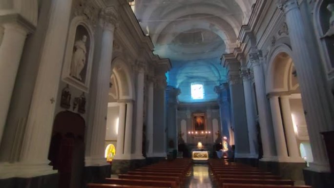 那不勒斯-入口处圣玛丽亚德拉费德教堂的内部概述