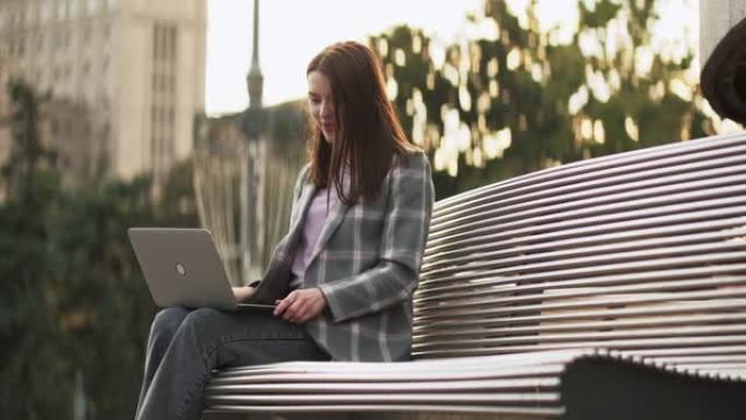 视频通话在线会议女性笔记本电脑城市街道