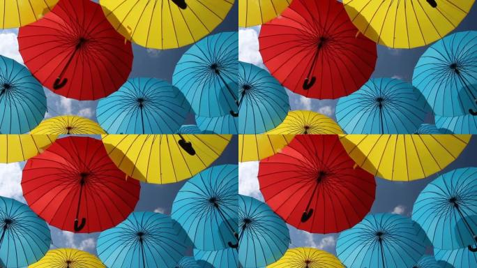 天空中有许多五颜六色的雨伞。城市装饰