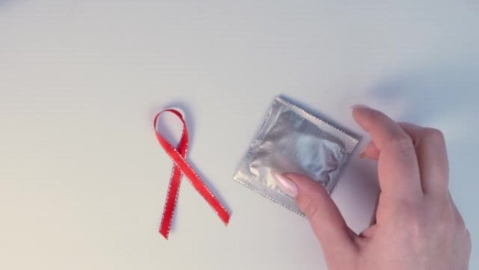 避孕套靠近艾滋病意识红丝带