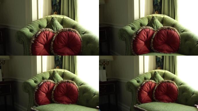 漂亮柔软的绿色沙发，带红色枕头