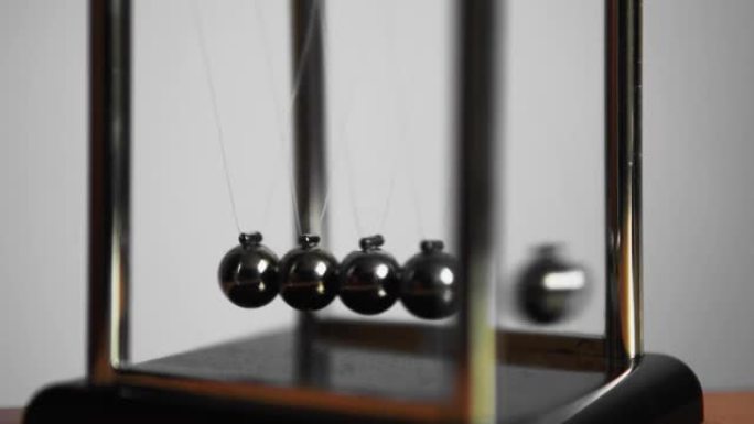 牛顿的摇篮摆动金属球。物理定律，摆