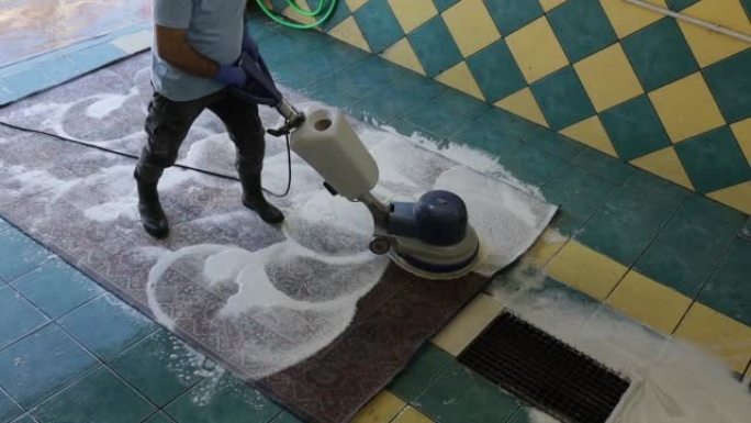 用刷子进行地毯化学清洁。