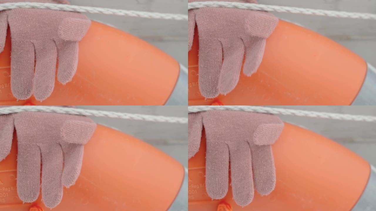 爱沙尼亚戒指上的粉红色手套