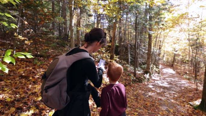 可爱的红发男孩和母亲秋天在加拿大魁北克蒙特朗布朗国家公园徒步旅行
