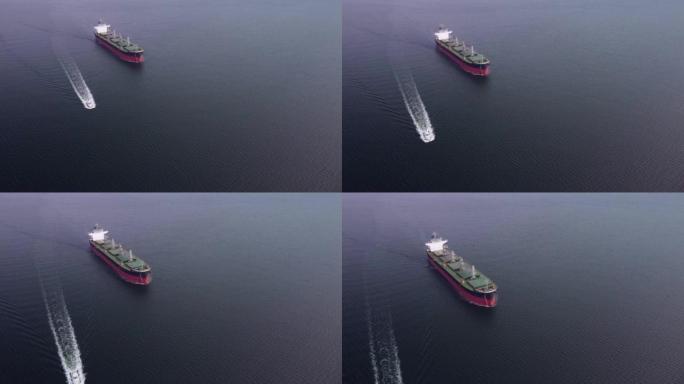 大型普通货船油轮散货船，自上而下的鸟瞰图。