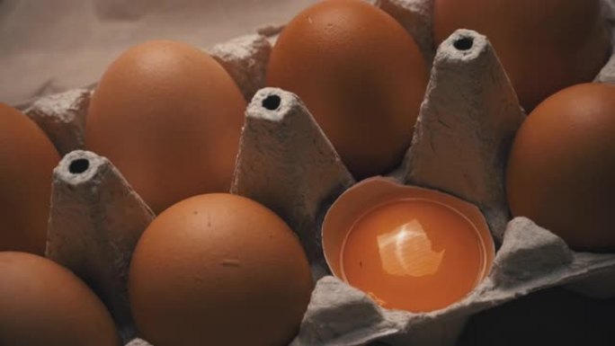 破碎的鸡蛋放在整个鸡蛋中的容器中