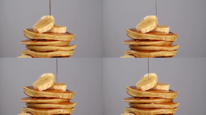 香蕉煎饼倒入枫糖浆或蜂蜜，慢动作