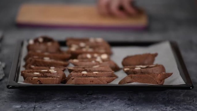 在烤盘上烘烤的巧克力榛子biscotti饼干的特写镜头。