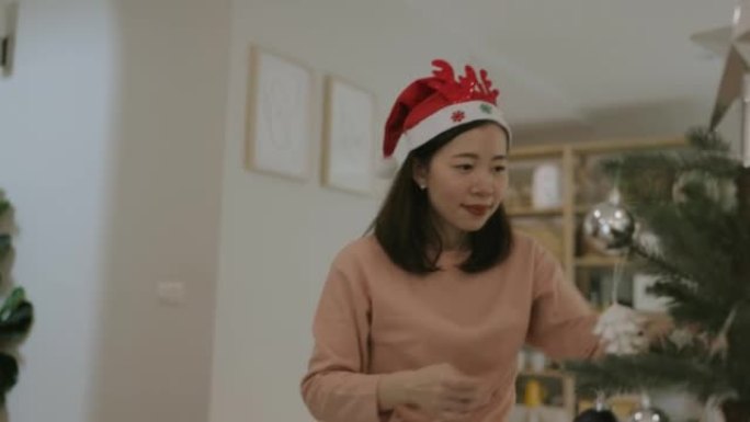 中年亚洲女性喜欢装饰的地方，欢迎圣诞节的到来。