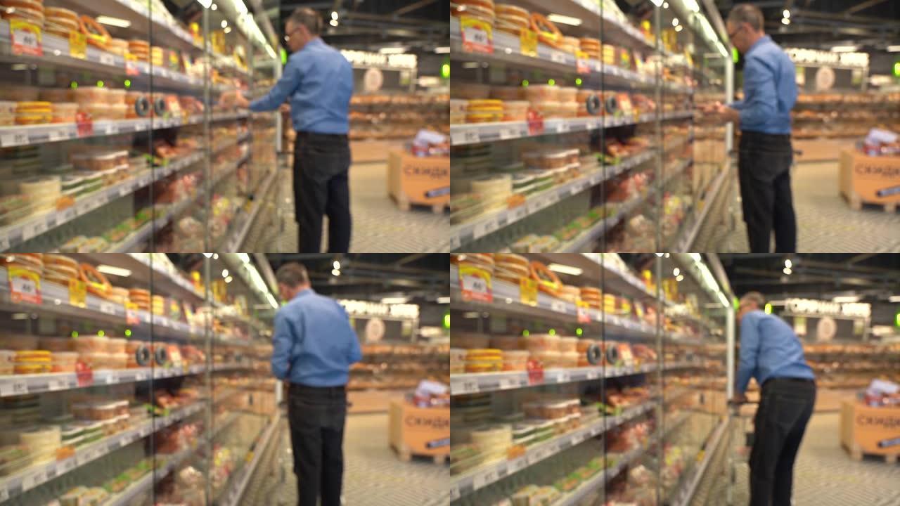 一名男性购物者进入超市寻找食品