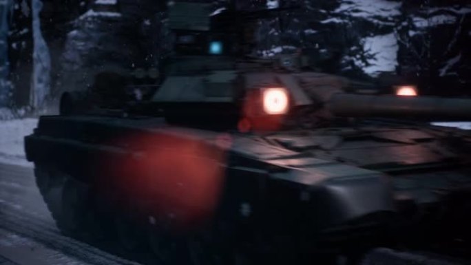 一个坦克车队在冬天的路上行进，准备进行一场可怕的血腥入侵。山上一条积雪覆盖的军路。循环动画是战争和军