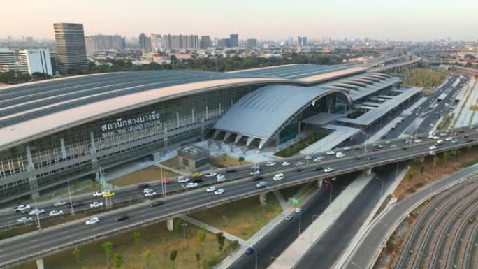 空中无人机高速公路的高角度视图与Bang Sue Grand Station是一个新的铁路枢纽，在泰