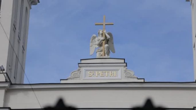 带十字架的天使雕塑。彼得和保罗主教座堂，Petrikirche