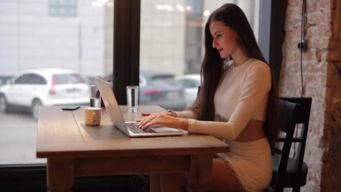 自由职业者在咖啡馆用笔记本电脑工作