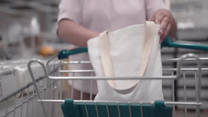 女人把产品放在购物车上的购物袋里