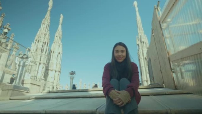 年轻女子在米兰大教堂 (Milano Duomo di Milano) 前拍照