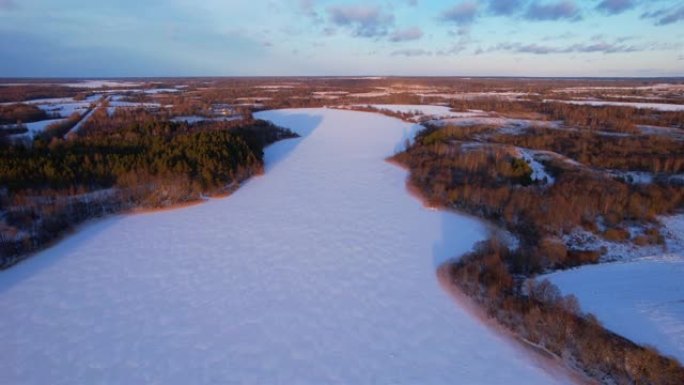 冬季森林中冻湖的鸟瞰图