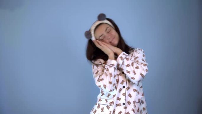 一个可爱的白人女人穿着熊猫耳朵的睡衣跳舞很有趣