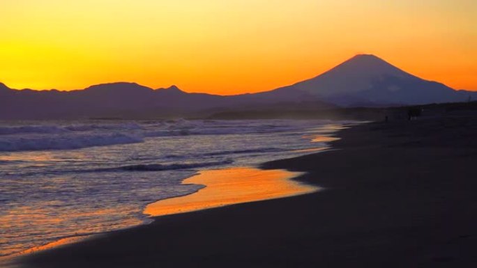 富士山和日落时的沙滩