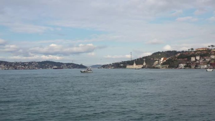博斯普鲁斯海峡海上的游艇和轮船。豪宅清真寺和伊斯坦布尔海桥