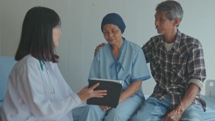 癌症患者妇女在化疗后戴头巾，在医院咨询和拜访医生。
