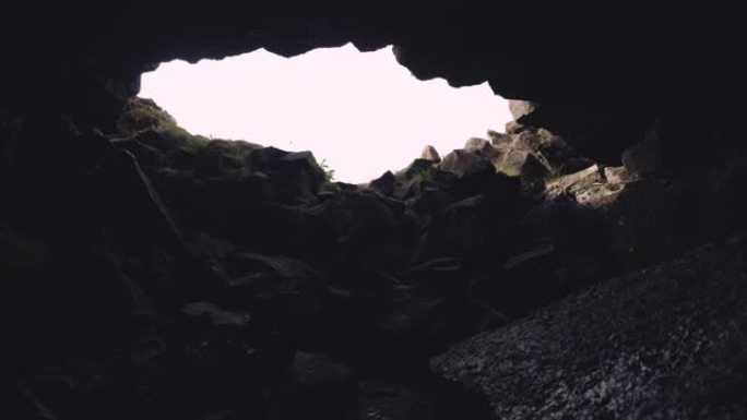 从岩石洞穴入口看到的天空