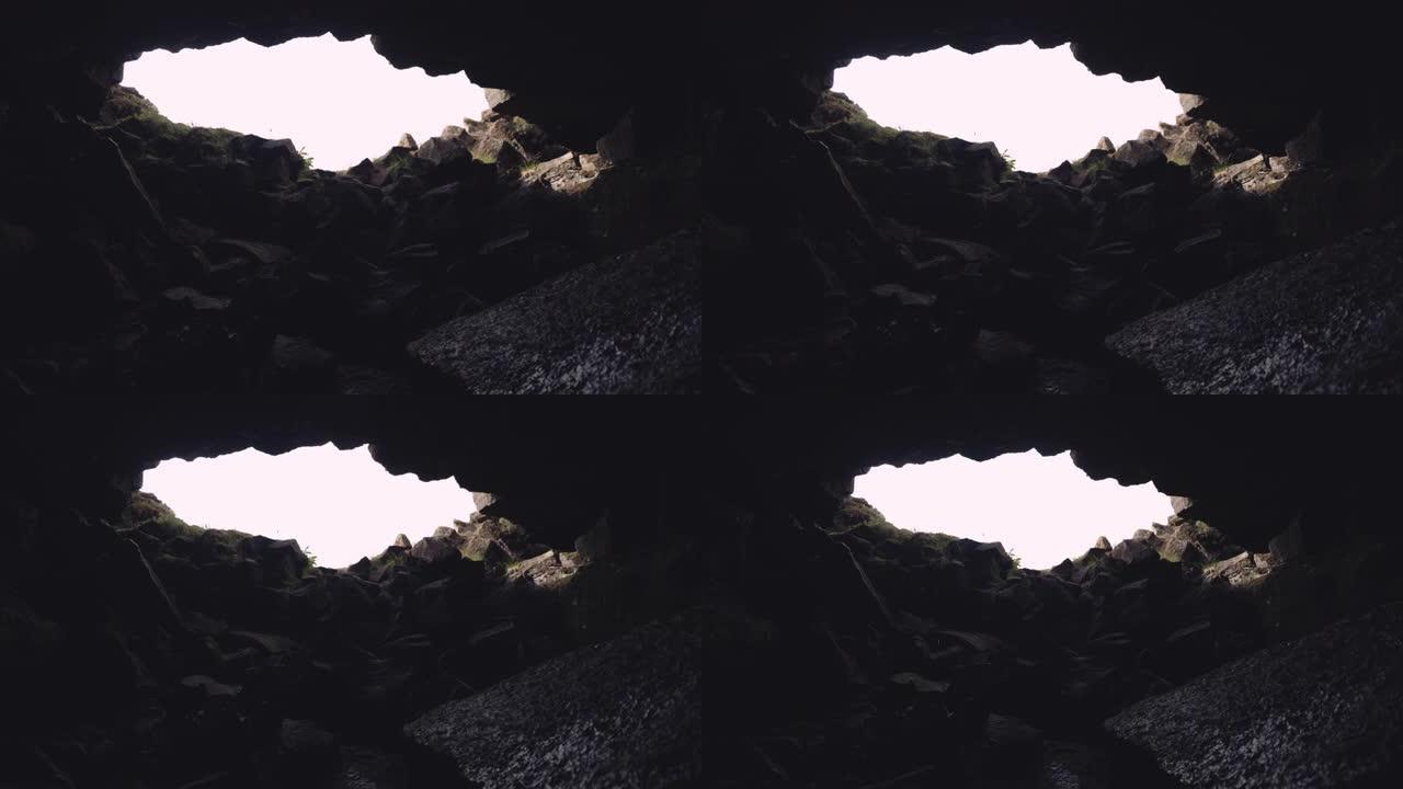 从岩石洞穴入口看到的天空