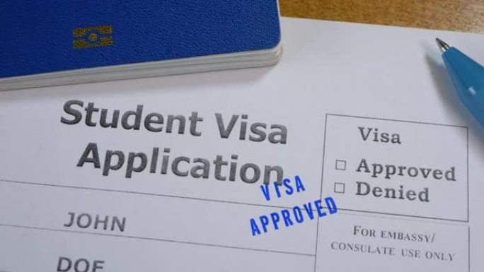 在空白的学生签证申请表上盖章