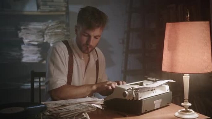 吸烟的雪茄男人年轻作家专注于坐在桌子上专注于灵感在夜间月光复古框架档案馆的打字机上写新作品