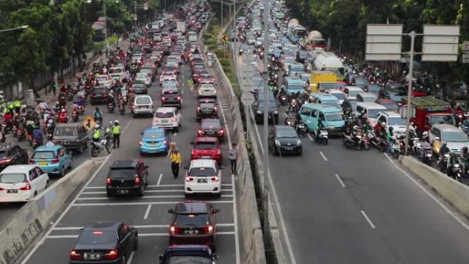 印度尼西亚雅加达。2017年8月14日: 雅加达卡萨布兰卡路交通高峰时段的录像，拥挤的汽车和摩托车