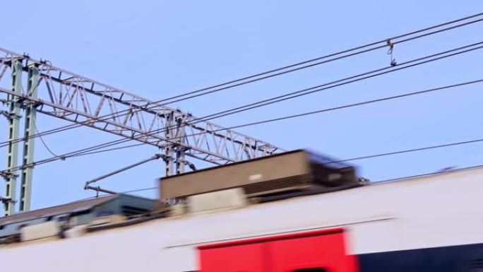 铁路车站沿架空电力线滑动的电动火车受电弓