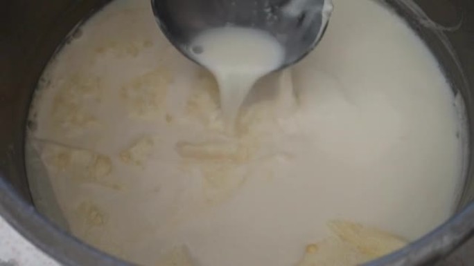 烤牛奶上的脱脂奶油，