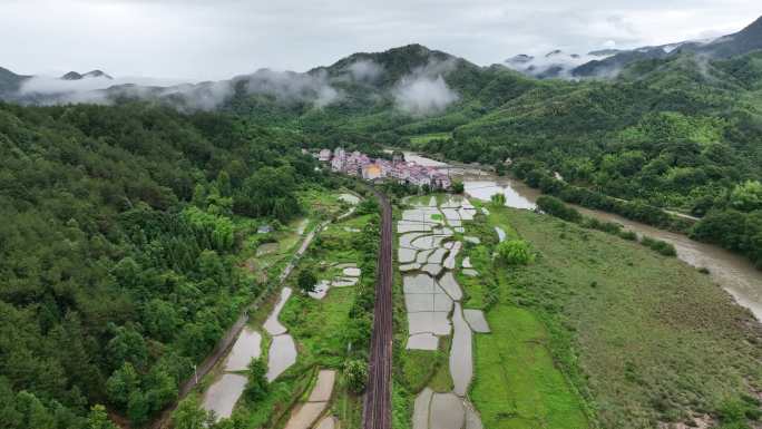 航拍深山里铁路旁的小村庄