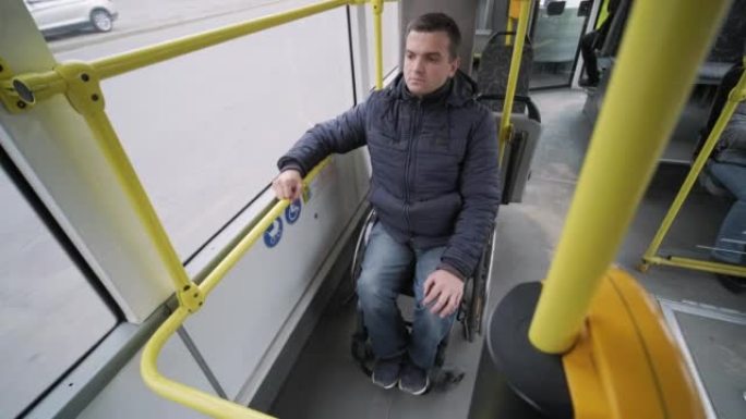 身体残障人士乘坐有无障碍坡道的公共交通工具