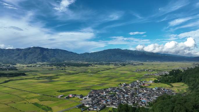 山间的稻田与传统村落
