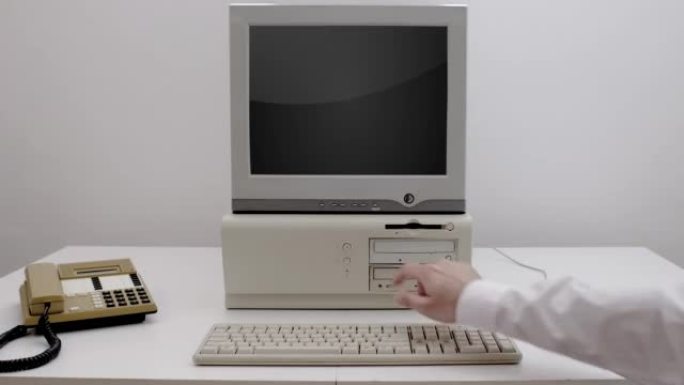 旧电脑被拍打打开绿屏老式电脑4k