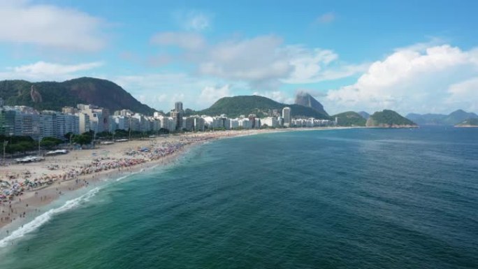 里约热内卢市传奇海滩科帕卡巴纳 (Praia de Copacabana) 的鸟瞰图 -- 南美洲巴