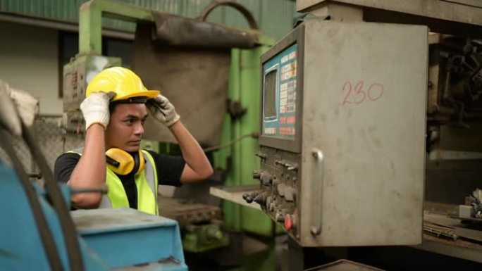 总机修工在一家机械厂工作。旧机器大量使用后，检查控制柜是否运转正常。