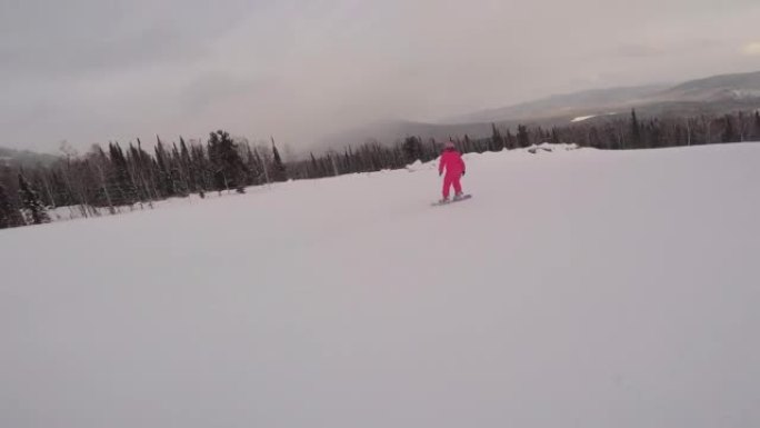 在冬季雪坡上滑雪或滑雪。滑雪胜地，冬季运动