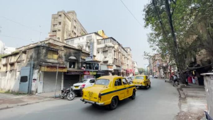 加尔各答大街上的黄色出租车
