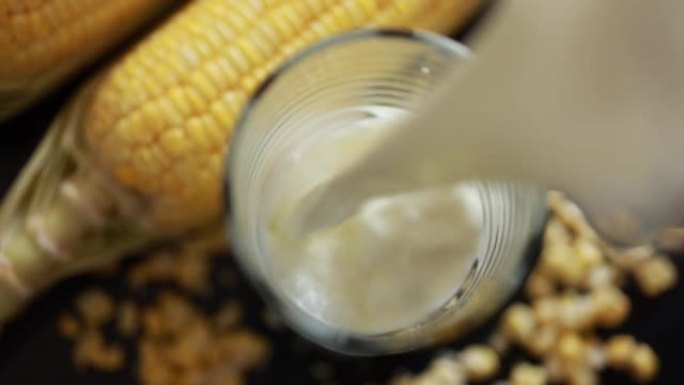 混合玉米和牛奶慢动作
