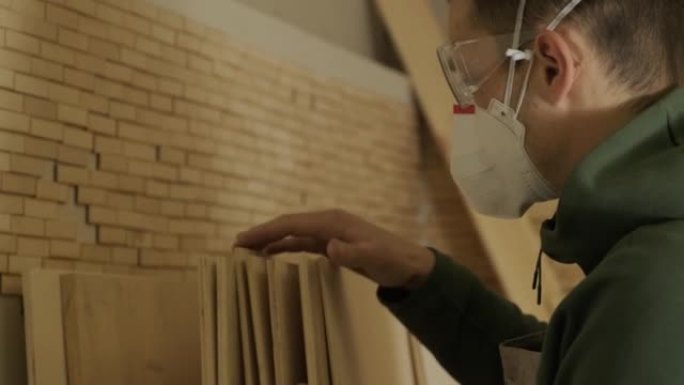 面具和眼镜专业木工检查木材原料、木板、胶合板