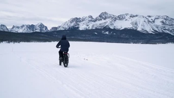 雪中拥挤的小径允许骑自行车旅行