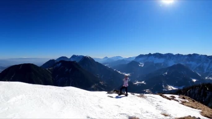 从奥地利卡林西亚卡拉万克斯雪山山峰的费拉彻角看风景的女人。山谷的泽尔普法尔山村。弗赖伯格的观点。朱利