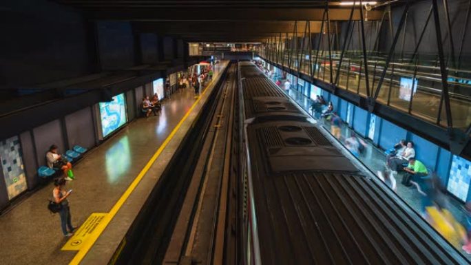 在圣地亚哥，智利，南美高峰时段，人们在地铁站上车的时间流逝