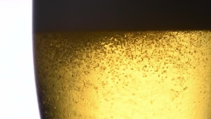 慢动作细节在玻璃中拍摄啤酒气泡