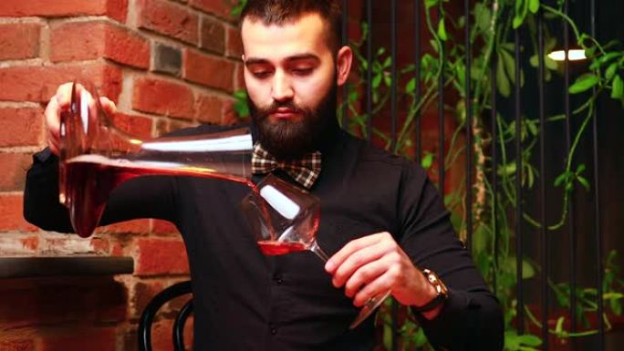 快乐成功的男性酿酒师正在品尝风味并检查红酒质量